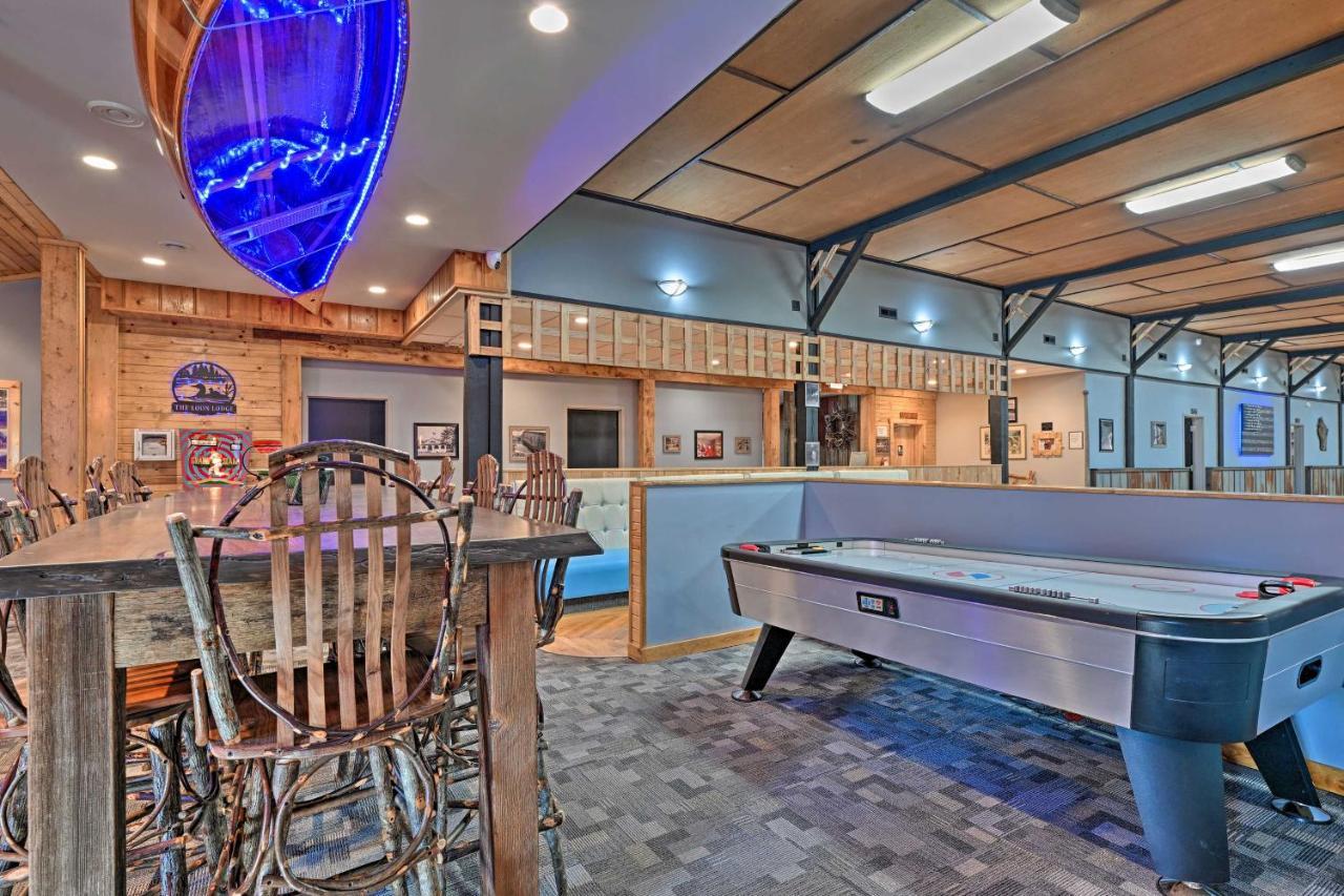 Massive Hatfield Loon Lodge With Roller Rink 외부 사진