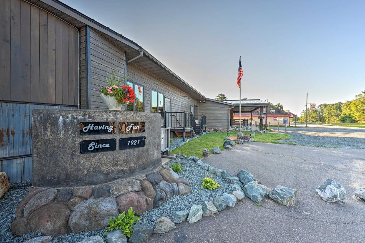 Massive Hatfield Loon Lodge With Roller Rink 외부 사진