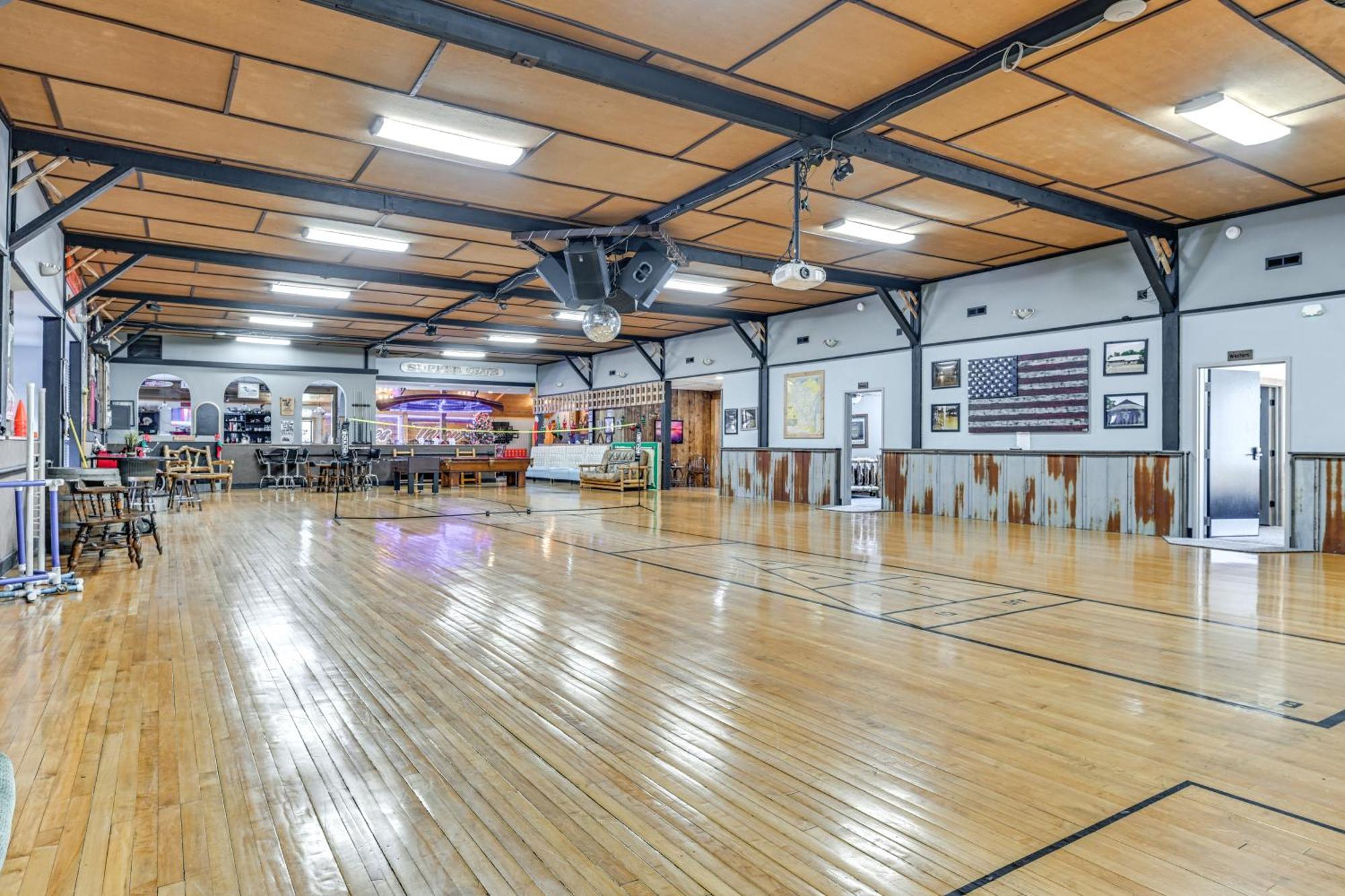 Massive Hatfield Loon Lodge With Roller Rink 외부 사진